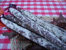 Le Fouet Catalan Moins Fort Que Le Saucisson Et Trouvable Dans Les Hypermarches Dans Le Sud Nourriture Espagnol Argeles Sur Mer Canigou