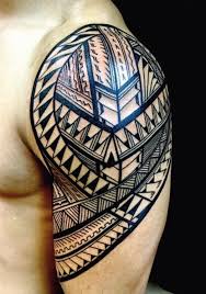 Tatuajes maories, hombre con camiseta gris, tatuaje en brazo y codo, brazalete polinesio con dientes de tiburón y punta de lanza. Maori Dovme Modelleri Ve Anlamlari Kadikoy Tattoo Dovme Piercing Profesyonel Tattoo Studio Tatuaje Maori Tatuaje Maori Hombro Disenos De Tatuaje Maori