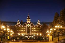Golf disneyland is 2.5 miles away. Disneyland Hotel Disneyland Paris Disneyland Paris Disneyland Hotel Paris