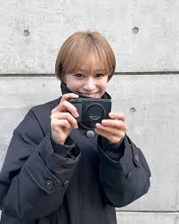 十数年ぶりに引っ張り出したカメラ🤭📷 久々に充電して撮ってみたら良い感じだったのでちゃんとメンテナンスしてまた使おーっとなりました。  20代前半〜後半は毎日複数のカメラとレンズを持ち歩くほどハマっていたからいまだに処分できず色々持っている🖤大切にとってお ...