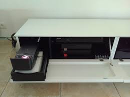Retrouvez les meilleurs vidéoprojecteurs home cinéma hd et full hd, classés par tranche de prix, avec les caractéristiques techniques et avis utilisateurs. Home Cinema Et Videoprojecteur Dissimule Dans Un Meuble A Cassis A Dynamic Home Cinema