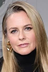 Dawn Comer's Instagram, Twitter & Facebook