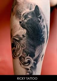 Le chat est un animal de compagnie plus que populaire pouvant vivre dans un appartement ou un jardin, s'il fait le les modèles de tatouage. Epingle Sur Tatouages Realistes