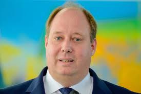 Chancellery minister helge braun (48) is a politician and doctor. Jobs Are Key In Banking Deal Merkel S Chief Of Staff Tells Bild Bloomberg