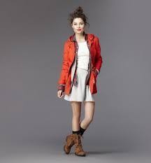 This woman is wearing neutral colors, hence the light grey jeans and the white long sleeve top. 10 Accented Neutral Ideas Neutral Color Scheme Fashion Style