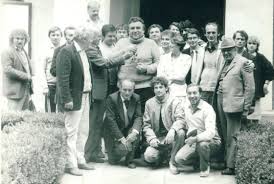 Andrei paunescu, fiul poetului adrian paunescu, a declarat, pe blogul personal, ca refacerea cenaclului flacara este un abuz, o ilegalitate si o imposibilitate, pentru ca fara adrian paunescu era cenaclul. Adrian PÄƒunescu Poezii Pe Aripi De Cer RÄƒsunetul