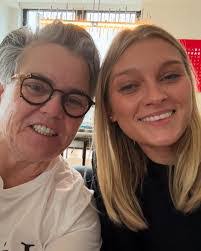 Lisa Snedden's Instagram, Twitter & Facebook