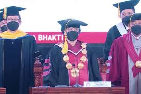 Menyalahi esensi akademik mengenai status guru besar. Megawati Resmi Sandang Gelar Profesor Kehormatan Dari Unhan