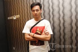 Debut filmnya di pertaruhan mengangkat namanya di mata para produser film indonesia yang menuntunnya mendapatkan peran sebagai nathan didalam film dear nathan diangkat dari novel best seller dengan judul yang sama. Jefri Nichol Bermain Film Dear Nathan Hello Salma Foto 4 1751879 Tribunnews Com Mobile