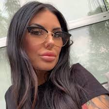 Shauna Webb's Instagram, Twitter & Facebook