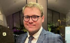 Betio: Ymgeiswyr Ceidwadol i gyd yn cael eu “paentio efo'r un brwsh”