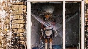 Nia dikdas dulu pernah tinggal di sebuah rumah tua milik neneknya yang terletak di jalan mengerikan sekali, ya, salah satu cerita hantu paling seram di dunia di atas? Diselimuti Cerita Horor Ini Wujud 6 Boneka Paling Menyeramkan Di Dunia