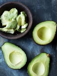 Die avocado (persea gratissima) wurde bereits von den azteken das fruchtfleisch kann auch gut für kosmetische anwendungen verwendet werden, so zum beispiel für die haare und die haut. Avocadool Haare Wirkung Verwendung Fettreiche Lebensmittel Rezepte Gesund Lebensmittel Essen