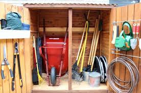 10 Abris De Jardin Pour Stocker Votre Bois Ou Vos Outils De Jardinage Page 2 Sur 2 Outils Jardinage Abri De Stockage Rangement Outil Jardinage