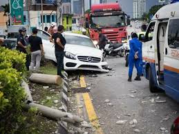 Seorang lelaki yang menumbuk anggota bomba selepas terlibat kemalangan jalan raya di cheras perdana pada khamis direman empat hari bagi membantu siasatan. 24 11 2017 Kereta Info Kemalangan Bencana Malaysia Facebook