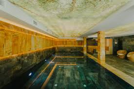 Selectia noastra de hoteluri cu piscină în sibiu. Piscina Interioara Si Sauna In Baia Mare La Hotel Lostrita Spa
