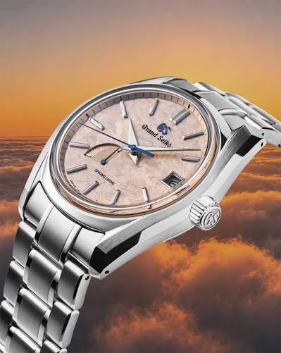 The new SBGA525 “Sea of Clouds in Gold” captures a fleeting moment at dawn,  translating Grand Seiko's philosophy of The Nature of Time into colour,  texture, and light. Its finely textured golden