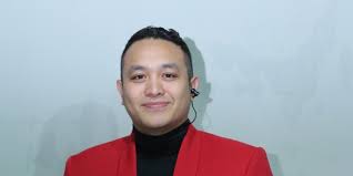 Gilang dirga menirukan suara hampir seluruh dewan dangdut, juga menirukan reza da dan rhoma irama. Hb83dzleko Kim