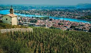 Puedes pasar un día relajado descubriendo los sitios turísticos y todo lo que te ofrecemos 53 hoteles que puedes elegir a menos de diez kilómetros de chapelle de l'hermitage (capilla). Bildstrecken