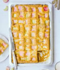 Den rhabarber waschen, putzen und in kleine stücke schneiden. Rhabarberkuchen Mit Schmand Rezepte Von Simply Yummy