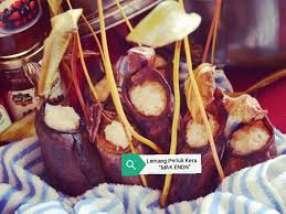 Some lemang periuk kera vendors even add pandan leaf, roasted peanuts, or fermented shrimp paste for an extra hint of local flavor. Tijara Mak Enon Enterprise