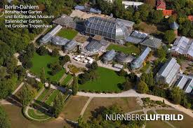 Im september sollen sich die pforten des gewächshauses öffnen. Botanischer Garten Und Botanisches Museum Berlin Dahlem Italienischer Garten Mit Grossem Tropenhaus