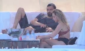 1.62 metre boyunda ve 49 kilo. Vildan Atasever Ve Mehmet Erdem Cephesinden Sok Gelisme Barisma Tatili