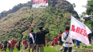Gunung bendera berada di padalarang tepatnya di kampung pojok. Peringati Hut Ke 75 Ri A Rescue Kibarkan Bendera Raksasa Di Gunung Api Purba Patenggeng Purwakarta