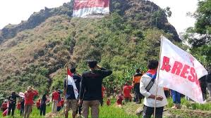 Festival bendera kali ini mengusung tema bangkitlah negeriku, bangkitlah kreativitas bangsa menuju indonesia maju. Peringati Hut Ke 75 Ri A Rescue Kibarkan Bendera Raksasa Di Gunung Api Purba Patenggeng Purwakarta