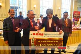 Saksikan piala sultan selangor : Perbadanan Kemajuan Negeri Selangor Pkns Majlis Penyampian Cek Sumbangan Penaja Piala Sultan Selangor 2019