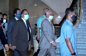 Pihak dipanggil plaintif (penuntut) lawan defendan (kena tuntut). Pembelaan Najib Dibuat Secara Buta Utusan Digital