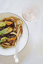 Rosige Zeiten Rezept Fur Kostliche Maccheroni Calabresi Mit Geschmorter Ochsenschulter Und Sanft Confierten Zucchinibluten Dazu Gibt Es Eine Kostlich Frische Zucchini Bluten Rezepte Schmoren