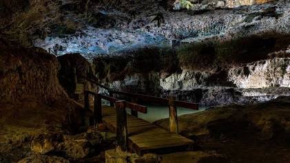 Interior da Caverna na Ponte de Pedra, gerada com IA