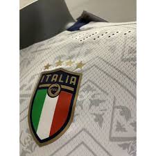A primeira seleção brasileira usou esta camisa em seu jogo inaugural contra o exeter city, clube da terceira divisão inglesa. Camisa Selecao Italia Away 20 21 Jogador Puma Masculina Branca