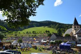 Fliegendes Wasser, fliegende Schafe, fliegender Baumstamm, fliegende Männer 