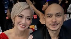 Gaya Bunga Citra Lestari Padukan Kebaya Panjang dengan Short Pants dan Boots,  Perpaduan Tradisional dan Modern