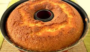 Uniamo al composto l'aroma di vaniglia e lo yogurt poi la farina un pò per volta continuando a mescolare. Ricetta Ciambellone Integrale Allo Yogurt Le Ricette Di Buonissimo