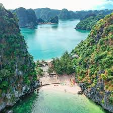 It comprises around 400 limestone islets spread over 76 km2, and is just as pleasing to the eye as halong bay. Lan Ha Bay