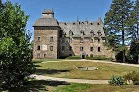 Chateau De Conros 15130 Arpajon Sur Cere Chateau Chateau France Le Manoir