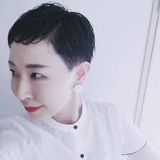 very short hair 一人暮らしを始めてすぐに 髪を切りました ドライヤー代を節約したいという思いもあり笑 一年ぶりくらいにバッサリと ずっと母に髪を切ってもらっていて 昨年あたりから 自分でも切れるように練習はしていたのですが 流 セシルカット