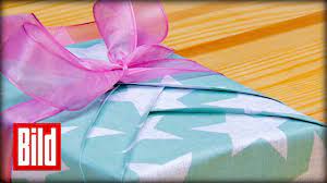 Auf dem unteren foto kannst du gut erkennen, dass das papier über vertikale faltlinien verfügt. Kimono Geschenke Richtig Verpacken Youtube