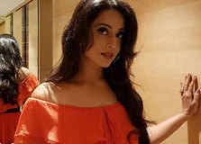Mahie Gill Kiss Photos Images Of Mahie Gill Kiss Times Of India Mahie gill commenced her career as an actress in punjabi movies.