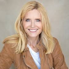 Elizabeth Gast's Instagram, Twitter & Facebook