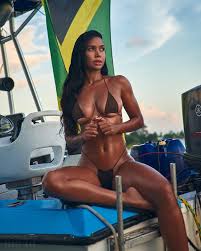 Lily Pena - Free pics, galleries & more at Babepedia