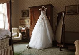 Der richtige schnitt für ein hochzeitskleid. Social Media Schuttelt Den Kopf Wegen Dem Staubwedel Brautkleid