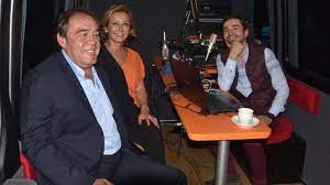 1991 yılında trabzonlu iş adamı haluk ulusoy'un amcasının kızı revna ulusoy ile evlenmiştir. Revna Demiroren Esim Sikintili Gunler Gecirdi Unlulerin Dunyasi Haberleri