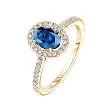 Si la plupart des futures mariées choisissent une bague de fiançailles en or blanc, il est aussi parfaitement possible d'opter pour un anneau en or jaune, très raffiné également. Bague Or Jaune Saphir Et Diamants Retromantique Ovale Pavee Gemmyo