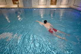 Bu durum uluslararası yüzme federasyonu fena bünyesinde ön plana çıkmakta ve yarışmalarda hem de çalışma konusunda kabul edilmektedir. Yari Olimpik Havuz