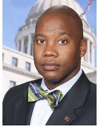 Derrick Simmons's Instagram, Twitter & Facebook