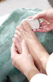 También podéis usar piedrecillas de cristal transparentes o de colores, alguna purpirina ¿por qué las uñas de gel son una buena opción para decorar las uñas de los pies? Unas De Pies 2020 Con Piedras